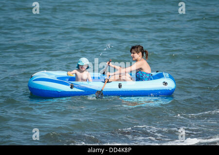 Aberystwyth, UK. 26 Ago, 2013. Le persone che si godono il caldo clima soleggiato su agosto lunedì festivo a Aberystwyth, sulla West Wales coast. Credito: keith morris/Alamy Live News Foto Stock