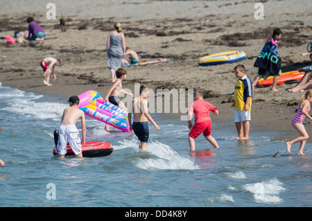 Aberystwyth, UK. 26 Ago, 2013. Le persone che si godono il caldo clima soleggiato su agosto lunedì festivo a Aberystwyth, sulla West Wales coast. Credito: keith morris/Alamy Live News Foto Stock