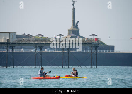 Aberystwyth, UK. 26 Ago, 2013. Le persone che si godono il caldo clima soleggiato kayakoing sul mare su agosto lunedì festivo a Aberystwyth, sulla West Wales coast. Credito: keith morris/Alamy Live News Foto Stock