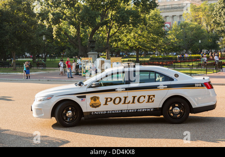 United States Secret Service (USSS) uniforme della divisione auto della polizia parcheggiata su Pennsylvania Avenue a Washington DC Foto Stock