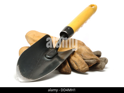 Vecchio e sporco lavoro in pelle Guanti e cazzuola isolato su bianco Foto Stock