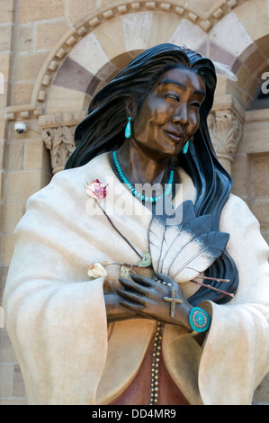 Una statua di Kateri Tekakwitha al di fuori di San Francesco Basilica Cattedrale di Santa Fe, New Mexico,. Foto Stock