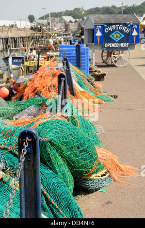 Whitstable Kent, Inghilterra, Regno Unito. Le reti da pesca nel porto Foto Stock