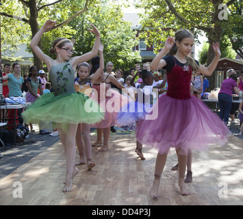 I giovani ballerini eseguono in un festival di danza nel loro parco giochi locale di Brooklyn, NY Foto Stock