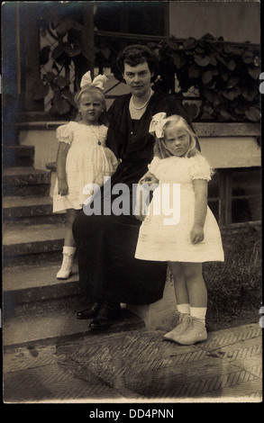 Ak Kronprinzessin Cecilie von Preußen mit ihren Töchtern; Foto Stock