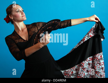 Flamenco mosse di danza, lady in un abito nero con ventola Foto Stock
