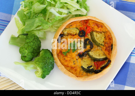 Sformatino vegetariano con insalata Foto Stock