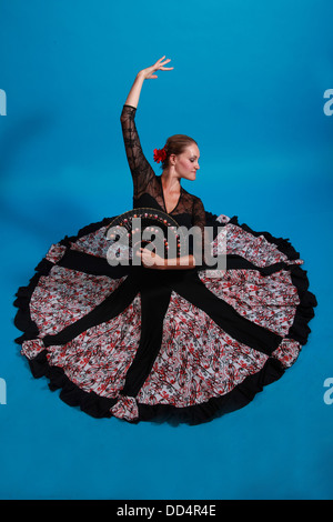Flamenco mosse di danza, lady in un abito nero con ventola Foto Stock