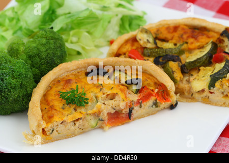 Sformatino vegetariano con insalata Foto Stock