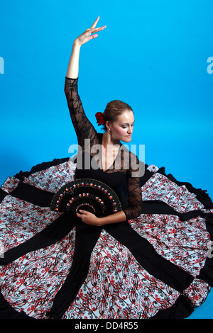 Flamenco mosse di danza, lady in un abito nero con ventola Foto Stock