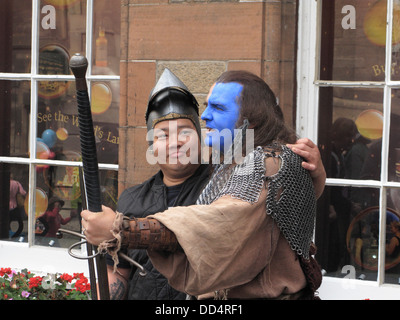 Attore di strada su Castlehill, Edimburgo come medievale scozzese soldato durante la Edinburgh Fringe Festival, Scotland, Regno Unito Foto Stock