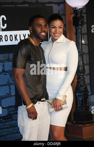 Brooklyn, New York, Stati Uniti d'America. 25 Ago, 2013. Noi cantanti Jordin Sparks e Jason Derulo arrivare per gli MTV Video Music Awards presso la Barclays Center di Brooklyn, New York, Stati Uniti d'America, 25 agosto 2013. Foto: Hubert Boesl/dpa/Alamy Live News Foto Stock