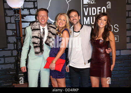 Brooklyn, New York, Stati Uniti d'America. 25 Ago, 2013. Musicisti Macklemore (L-R), Tricia Davis, Ryan Lewis e gli ospiti arrivano per gli MTV Video Music Awards presso la Barclays Center di Brooklyn, New York, Stati Uniti d'America, 25 agosto 2013. Foto: Hubert Boesl/dpa/Alamy Live News Foto Stock