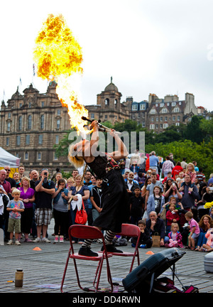 Edinburgh Fringe Festival giapponese intrattenitore di strada soffiando palla di fuoco Mound Scotland Regno Unito Foto Stock