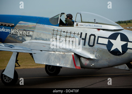 P51 NOI WW11 fighter sul display a Duxford Classic Wings Air Display Foto Stock