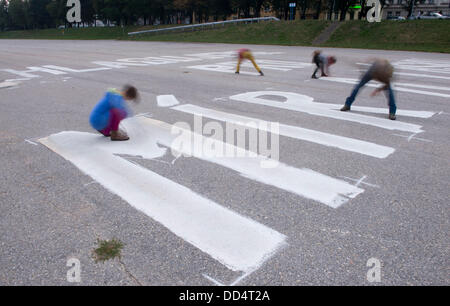 Scrivere gli attivisti anti razzista di slogan per protestare sulla strada contro l'Anti Romany marzo dell ala destra estremisti in Ceske Budejovice, Repubblica Ceca il 24 agosto 2013. L'ala destra gli estremisti hanno marciato su questo percorso in Budejovice. (CTK foto/David Veis) Foto Stock