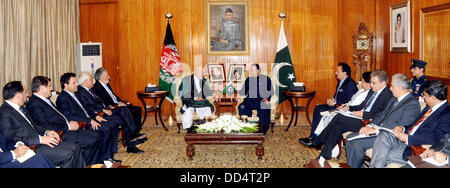 Islamabad, Pakistan. 26 Ago, 2013. Presidente Asif Ali Zardari con afgan presidente Hamid Karzai in questi ultimi arrivo all'aiwan-e-sadr su agosto 26 agosto 2013 Handout dal Pakistan informazioni departmentCredit: PID/Deanpictures/Alamy Live News Foto Stock