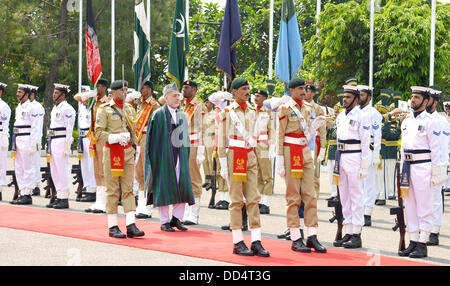 Islamabad, Pakistan. 26 Ago, 2013. Presidente dell Afganistan hamid karazi Ispezione della Guardia d'onore al primo ministro house il 26 agosto 203 Handout dal Pakistan informazioni departmentCredit: PID/Deanpictures/Alamy Live News Foto Stock