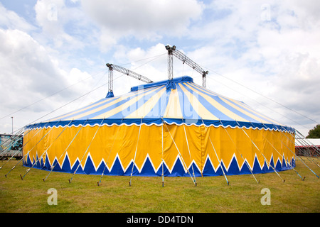 Tenda del circo in giallo e blu in erba Foto Stock