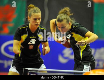 Katarzyna Grzybowska (destra) e Natalia Partyka (sinistra) della Polonia in azione durante la finale di doppio femminile contro Linda Creemers e Li Jiao dall Paesi Bassi durante il tour mondiale nel torneo di Olomouc, Repubblica Ceca, Agosto 25, 2013. (CTK foto/Ludek Perina) Foto Stock