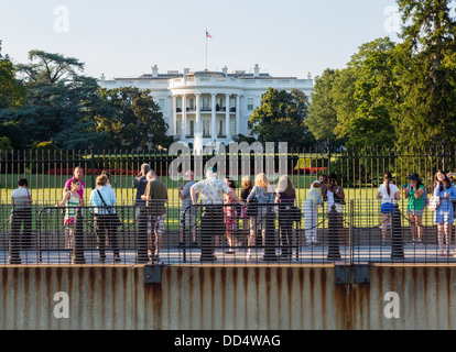 La folla guarda South Lawn vista della Casa Bianca a Washington DC da recinzioni e barriere di sicurezza Foto Stock