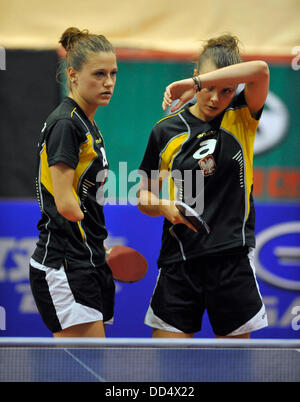 Olomouc, Repubblica Ceca. 25 Ago, 2013. Katarzyna Grzybowska (destra) e Natalia Partyka (sinistra) della Polonia in azione durante la finale di doppio femminile contro Linda Creemers e Li Jiao dall Paesi Bassi durante il tour mondiale nel torneo di Olomouc, Repubblica Ceca, Agosto 25, 2013. Credito: Ludek Perina/CTK foto/Alamy Live News Foto Stock