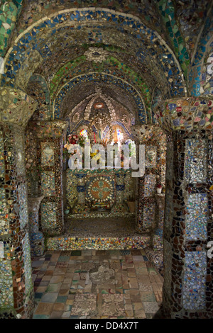 Guernsey 2013. La piccola cappella. decorato con ceramiche rotto Foto Stock