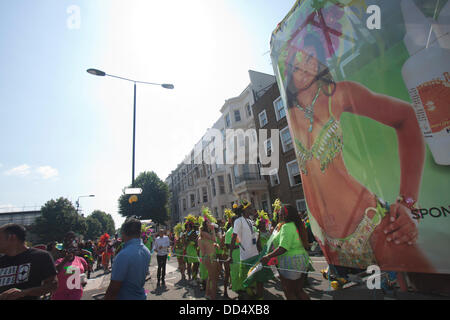 A Notting Hill, Londra, Regno Unito. 26 Ago, 2013. Poster di una ballerina su una sfilata bus come migliaia di festaioli partecipare al carnevale di Notting Hill Il giorno due giganti con carri allegorici e sfilate anche se a ovest di Londra. La quarantanovesima carnevale di Notting Hill è più grande di tutta Europa street festival che celebra il cibo caraibico, cultura e musica Credito: amer ghazzal/Alamy Live News Foto Stock