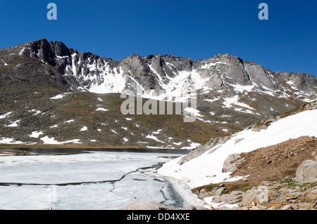 Vertice Lago sul Monte Evans vicino a Denver nelle Montagne Rocciose del Colorado, Stati Uniti d'America. Foto Stock