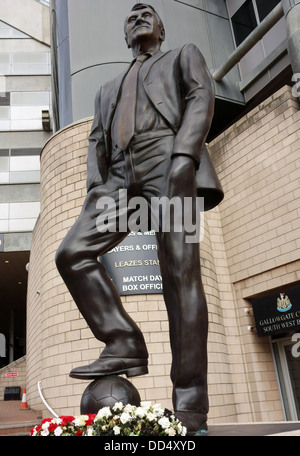 Statua di Inghilterra e Newcastle Utd manager Sir Bobby Robson presso il St James Park, Newcastle Foto Stock