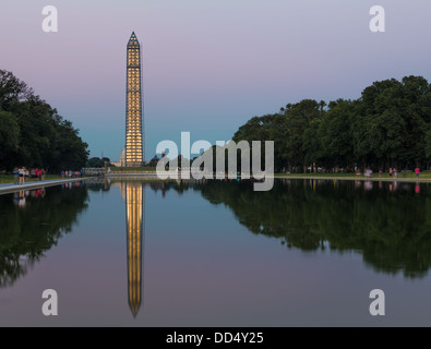 Il Monumento a Washington attualmente racchiusi in accesa ponteggi per riparare i danni causati dal terremoto del 2011, Washington DC, Stati Uniti d'America Foto Stock