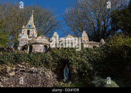 Guernsey 2013. La piccola cappella. decorato con ceramiche rotto Foto Stock