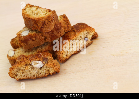 Cantuccini biscotti sul pannello di legno con uno spazio di copia Foto Stock