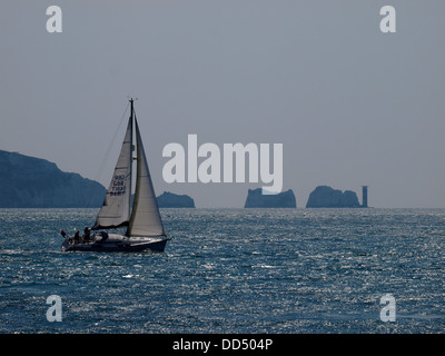 Yacht nel Solent con gli aghi faro in background, Regno Unito 2013 Foto Stock