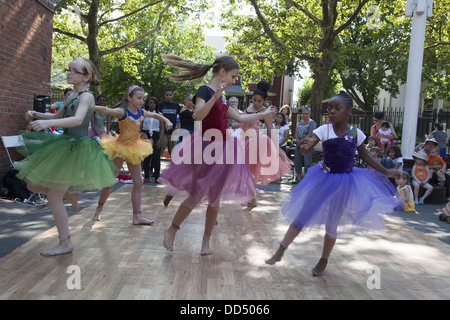 I giovani ballerini eseguono in un festival di danza nel loro parco giochi locale di Brooklyn, NY Foto Stock