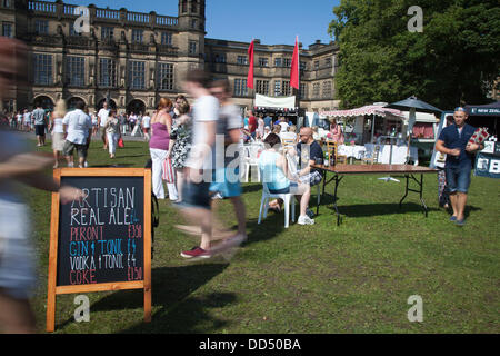 Stonyhurst College, Clitheroe, Regno Unito. 26 Agosto, 2013. La folla e posti a sedere presso il Great British Food Festival che si svolgono in Ribble Valley in tutto il weekend festivo ha salutato un enorme successo dagli organizzatori. L'evento comprendeva 80 produttori locali dentro e fuori, offrendo un ottimo mix di i migliori prodotti locali e offerto una fantastica a caldo e a freddo il cibo di strada fornitori. Foto Stock