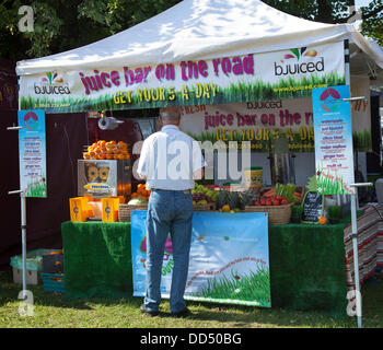 Fruit Juice Bar Presso Lo Stonehurst College Di Clitheroe, Regno Unito. 26th agosto 2013. Acquistando bevande da un Juice Bar al Great British Food Festival che si svolge nella Ribble Valley durante tutta la vacanza in banca. L'evento comprendeva 80 produttori locali all'interno e all'esterno, che offrivano un ottimo mix di prodotti locali e piatti caldi offerti da fantastici venditori di Street food caldi e freddi. Foto Stock