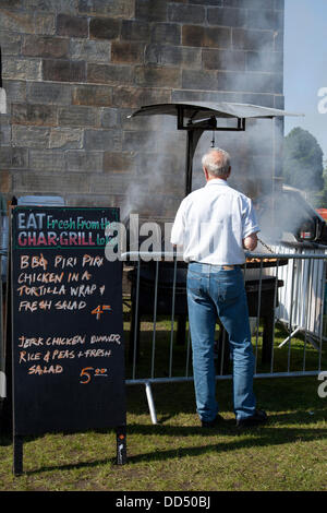 L'uomo (MR) che acquista cibi caraibici al Great British Food Festival che si svolge nella Ribble Valley durante tutto il fine settimana delle vacanze in banca ha salutato un enorme successo da parte degli organizzatori. L'evento di catering ha incluso 80 produttori locali all'interno e all'esterno, offrendo un'ottima combinazione dei migliori prodotti locali e cibo offerto da fantastici venditori di Street food caldi e freddi. Foto Stock