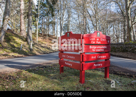 Loch un Eilein segni vicino a Aviemore nelle Highlands della Scozia. Foto Stock