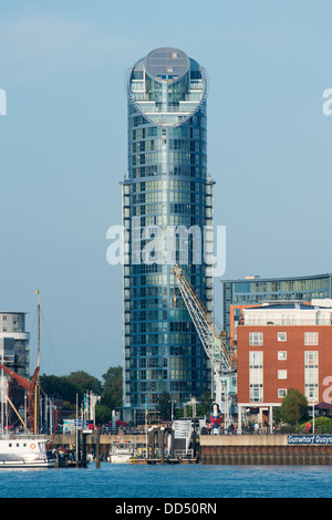 Vista generale su un estati calde la sera con un cielo blu attraverso il porto di Portsmouth a 1: Gunwharf Quays il blue tower Foto Stock