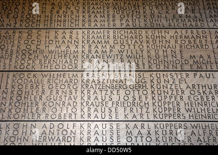 I nomi dei caduti tedesco Prima guerra mondiale un soldato a WW1 Deutscher Soldatenfriedhof Langemark / Studentenfriedhof, Belgio Foto Stock