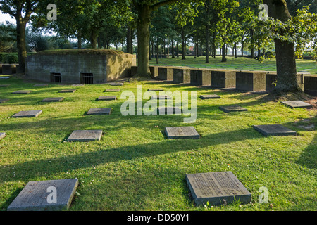 Il tedesco Prima guerra mondiale un cimitero militare Deutscher Soldatenfriedhof Langemark / Studentenfriedhof, Fiandre Occidentali, Belgio Foto Stock