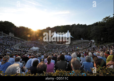 Spettatori assistere le prestazioni dell'West-Eastern Divan Orchestra al Waldbuehne a Berlino, Germania, 25 agosto 2013. Una volta l'anno, i musicisti della orchestra di soddisfare fino ad un periodo di lavoro con prestazioni successive. Pezzi di compositori Verdi, Wagner e Berlioz sono stati riprodotti in concerto al Waldbuehne. Foto: Roland Popp Foto Stock