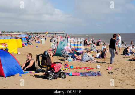 Skegness,lincolnshire.UK.26agosto 2013.ingenti folle di vacanzieri e daytrippers versata nel verso la costa orientale cittadina balneare di Skegness oggi per godere la banca vacanze sole estivo. Foto Stock