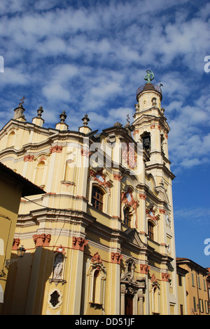 Chiesa barocca sul cielo blu, Crema town, Lombardia, Italia Foto Stock