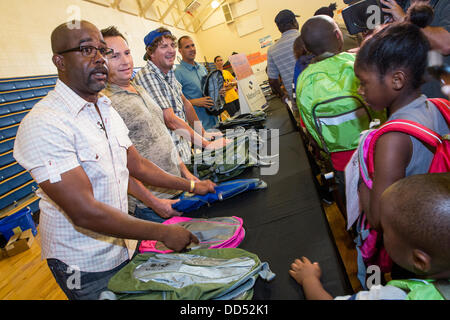 Darius Rucker di Hootie e Blowfish distribuire zaini per bambini durante il Hootie Homegrown Roundup il 24 agosto 2013 a Charleston, Carolina del Sud. Il Roundup distribuisce forniture scolastiche, dentale e gli esami oculistici e parrucchieri per studenti svantaggiati nella contea di Charleston. Foto Stock