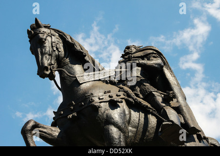 Statua albanese eroe nazionale george kastrioti skanderbeg sul suo cavallo, nella piazza principale di Tirana, la capitale dell'albania Foto Stock
