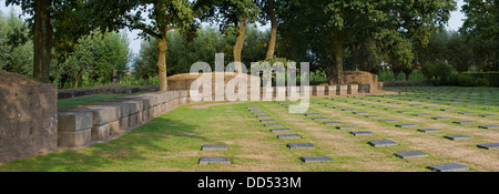 Il tedesco Prima guerra mondiale un cimitero militare Deutscher Soldatenfriedhof Langemark / Studentenfriedhof, Fiandre Occidentali, Belgio Foto Stock