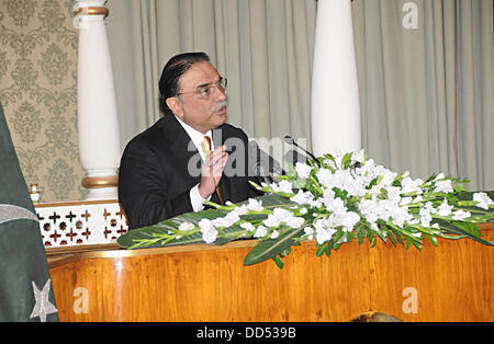 Islamabad, Pakistan. 26 Ago, 2013. Presidente Asif Ali Zardari rivolgendosi presso la Cena ospitata per i giornalisti a aiwan-e-Sadr in Pak capitale Handout dal Pakistan informazioni dipartimento   (foto di PID/Deanpictures/Alamy Live News Foto Stock