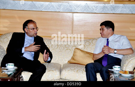 Islamabad, Pakistan. 26 Ago, 2013. Ministro federale per la pianificazione, lo sviluppo e le riforme prof.asan iqbal in un incontro informale con Zhang xioqiang vice presidente per lo sviluppo nazionale e la riforma cossmion in pak capitale Handout dal Pakistan informazioni dipartimento   (foto di PID/Deanpictures/Alamy Live news Foto Stock